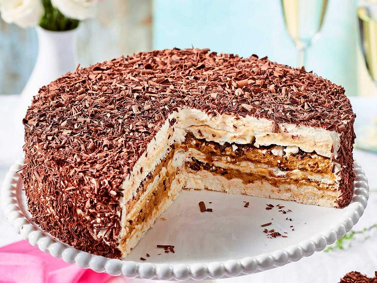 Kleine Baiser­torte mit Kaffeecreme Rezept