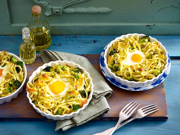 Kleine Brokkoli-Bandnudel-Aufläufe mit Ei Rezept Kleine Brokkoli-Bandnudel-Aufläufe mit Ei Rezept