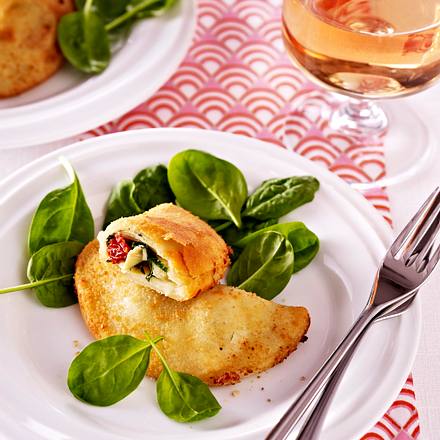 Kleine Calzone mit Artischocken, Spinat und Mozzarella Rezept Kleine Calzone mit Artischocken, Spinat und Mozzarella Rezept