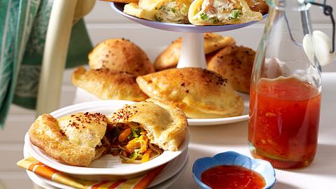 Kleine Calzone-Pizzen mit Lachs-Frischkäse-Füllung und Asia-Füllung) Rezept - Foto: House of Food / Bauer Food Experts KG