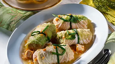 Kleine Chinakohlrouladen mit Rote Linsen-Tofufüllung Rezept - Foto: LECKER @ Bauer Media Group