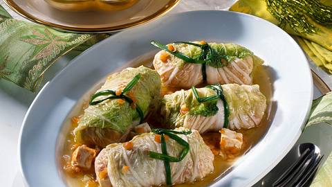 Kleine Chinakohlrouladen mit Rote Linsen-Tofufüllung Rezept - Foto: Maass
