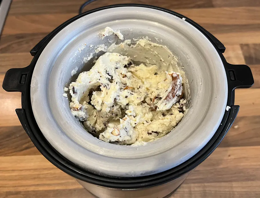 WMF Küchenminis Eismaschine 3-in-1 Ergebnis Eiscreme mit Stückchen