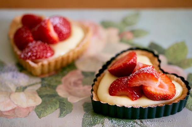 Kleine Erdbeer-Tarteletts mit Mandelcreme Rezept Kleine Erdbeer-Tarteletts mit Mandelcreme Rezept