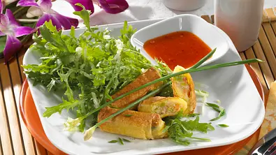 Kleine Frühlingsrollen auf Salat Rezept - Foto: LECKER @ Bauer Media Group