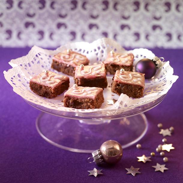 Kleine Glühweinschnitten mit Glühweinguss und Zuckerperlen Rezept Kleine Glühweinschnitten mit Glühweinguss und Zuckerperlen Rezept