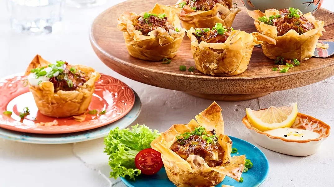 Kleine Hack-Pies mit Aioli Rezept - Foto: LECKER @ Bauer Media Group Kleine Hack-Pies mit Aioli Rezept - Foto: LECKER @ Bauer Media Group