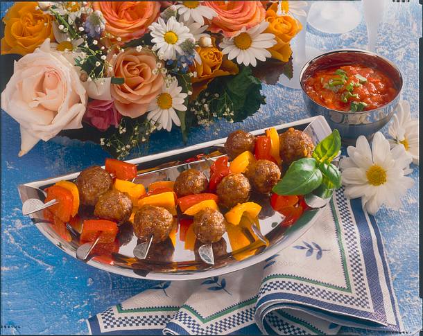 Kleine Hackspieße mit feurigem Tomatendip Rezept