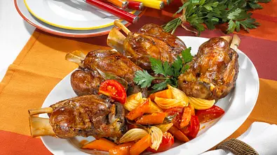 Kleine Haxen auf Schmorgemüse Rezept - Foto: LECKER @ Bauer Media Group