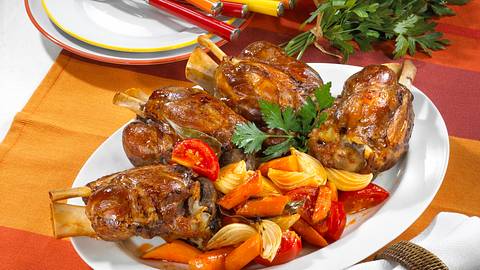 Kleine Haxen auf Schmorgemüse Rezept - Foto: House of Food / Bauer Food Experts KG