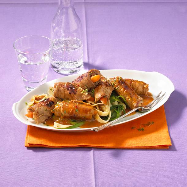 Kleine Kalbsrouladen auf Porree-Bandnudeln Rezept