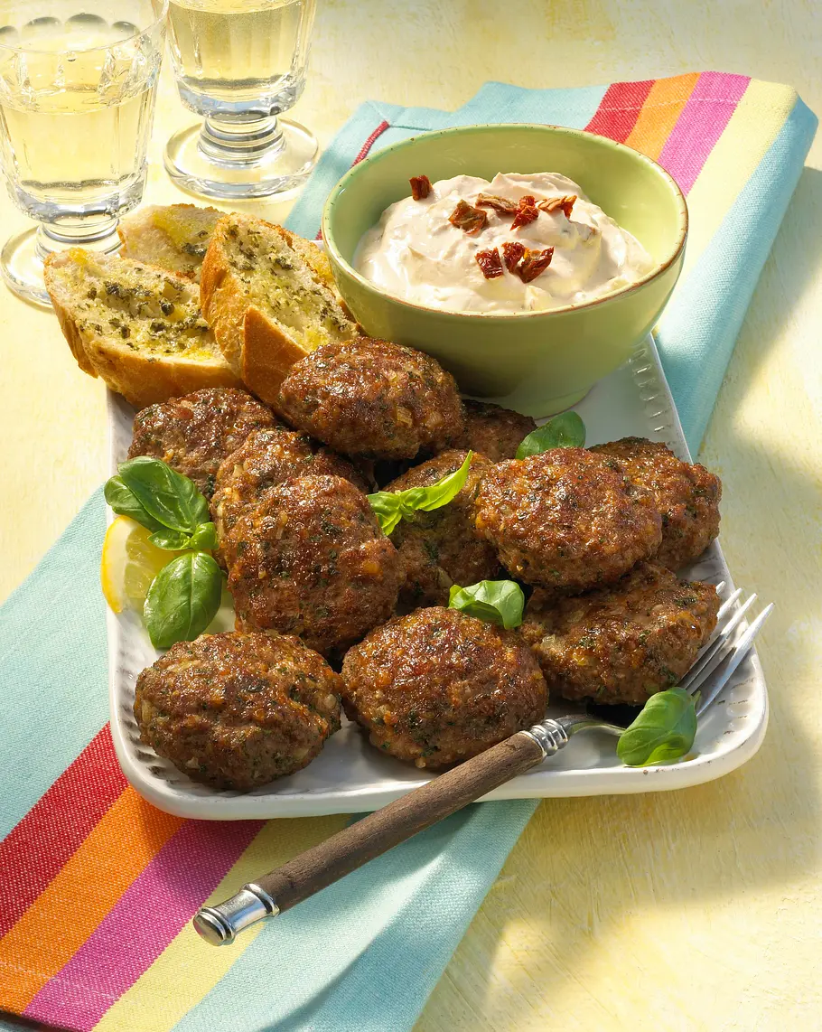 Kleine Kräuter-Frikadellen mit Knoblauchbrot Rezept Kleine Kräuter-Frikadellen mit Knoblauchbrot Rezept