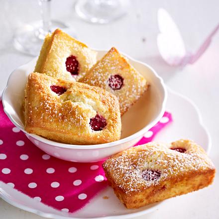 Kleine Mandelbiskuits mit Himbeeren Rezept