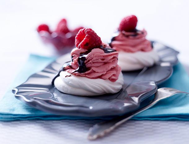 Kleine Meringue-Törtchen mit Himbeercreme Rezept Kleine Meringue-Törtchen mit Himbeercreme Rezept
