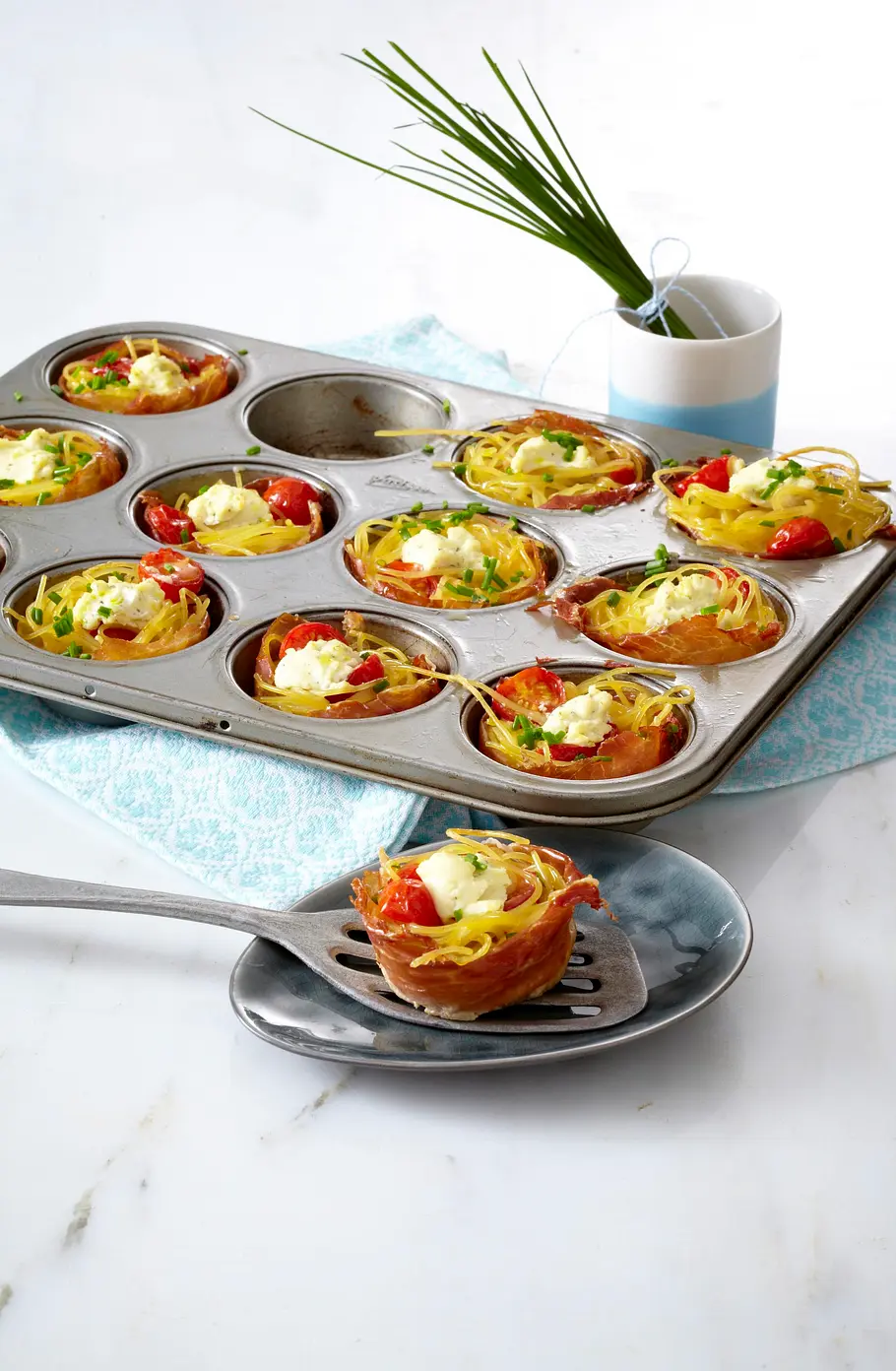 Kleine Nudelnester mit Frischkäse, Tomaten und Schinken Rezept Kleine Nudelnester mit Frischkäse, Tomaten und Schinken Rezept