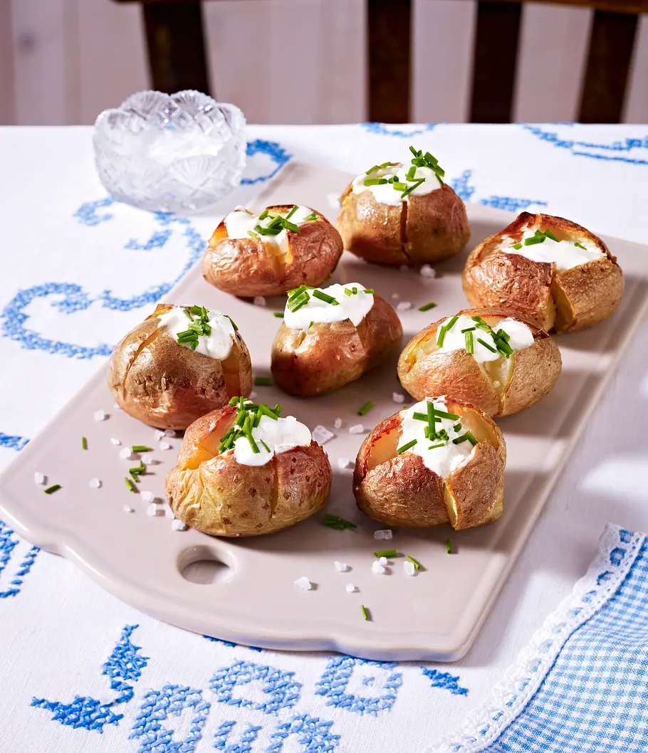 Kleine Ofenkartoffeln mit Creme fraiche und Schnittlauch Rezept Kleine Ofenkartoffeln mit Creme fraiche und Schnittlauch Rezept