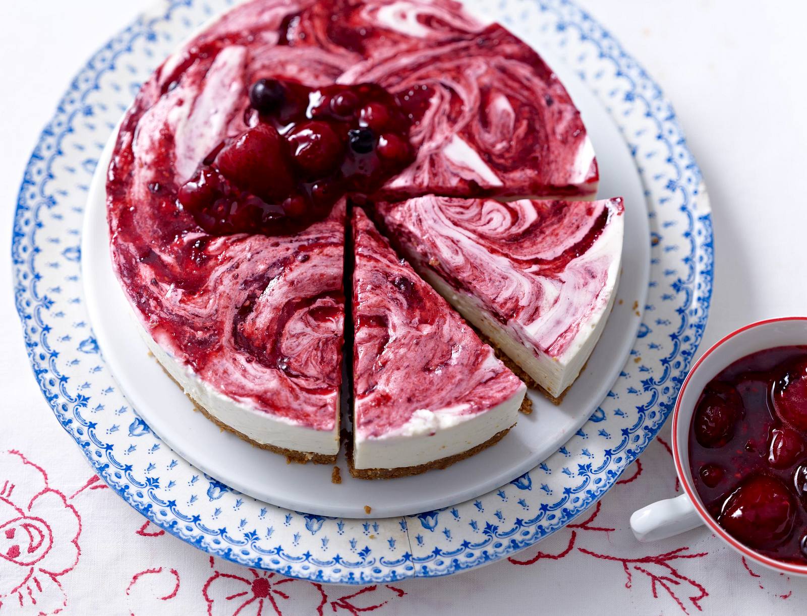 Kleine Panna-cotta-Torte mit Rote-Grütze-Wirbel Rezept | LECKER