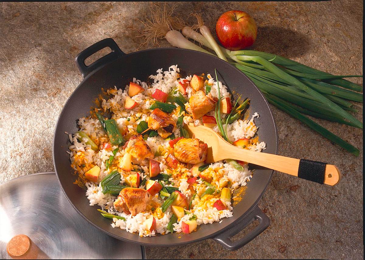 Kleine Putenrouladen auf Curry-Reis aus dem Wok Rezept