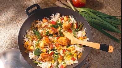 Kleine Putenrouladen auf Curry-Reis aus dem Wok Rezept - Foto: LECKER @ Bauer Media Group