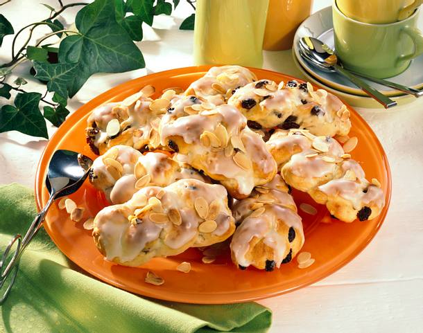 Kleine Quark-Rosinen-Zöpfe mit Guss Rezept Kleine Quark-Rosinen-Zöpfe mit Guss Rezept