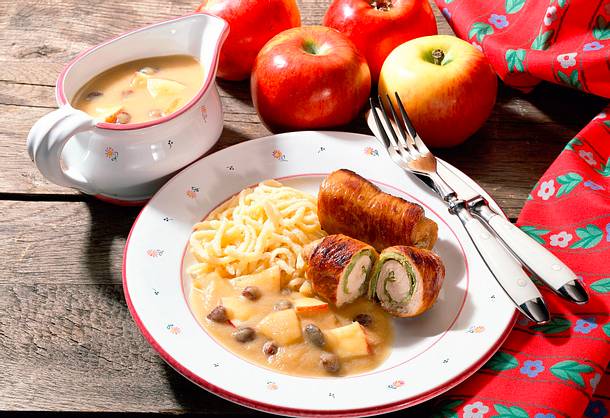 Kleine Rouladen mit Apfel-Rosinen-Soße Rezept Kleine Rouladen mit Apfel-Rosinen-Soße Rezept