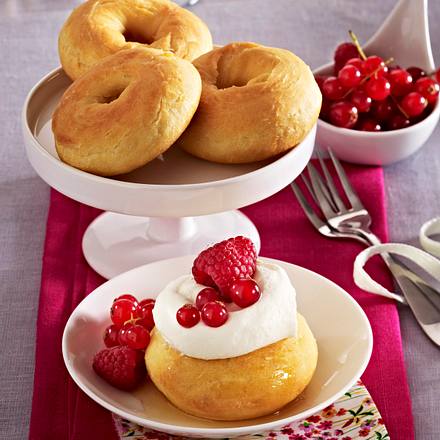 Kleine Savarins mit Beeren Rezept Kleine Savarins mit Beeren Rezept