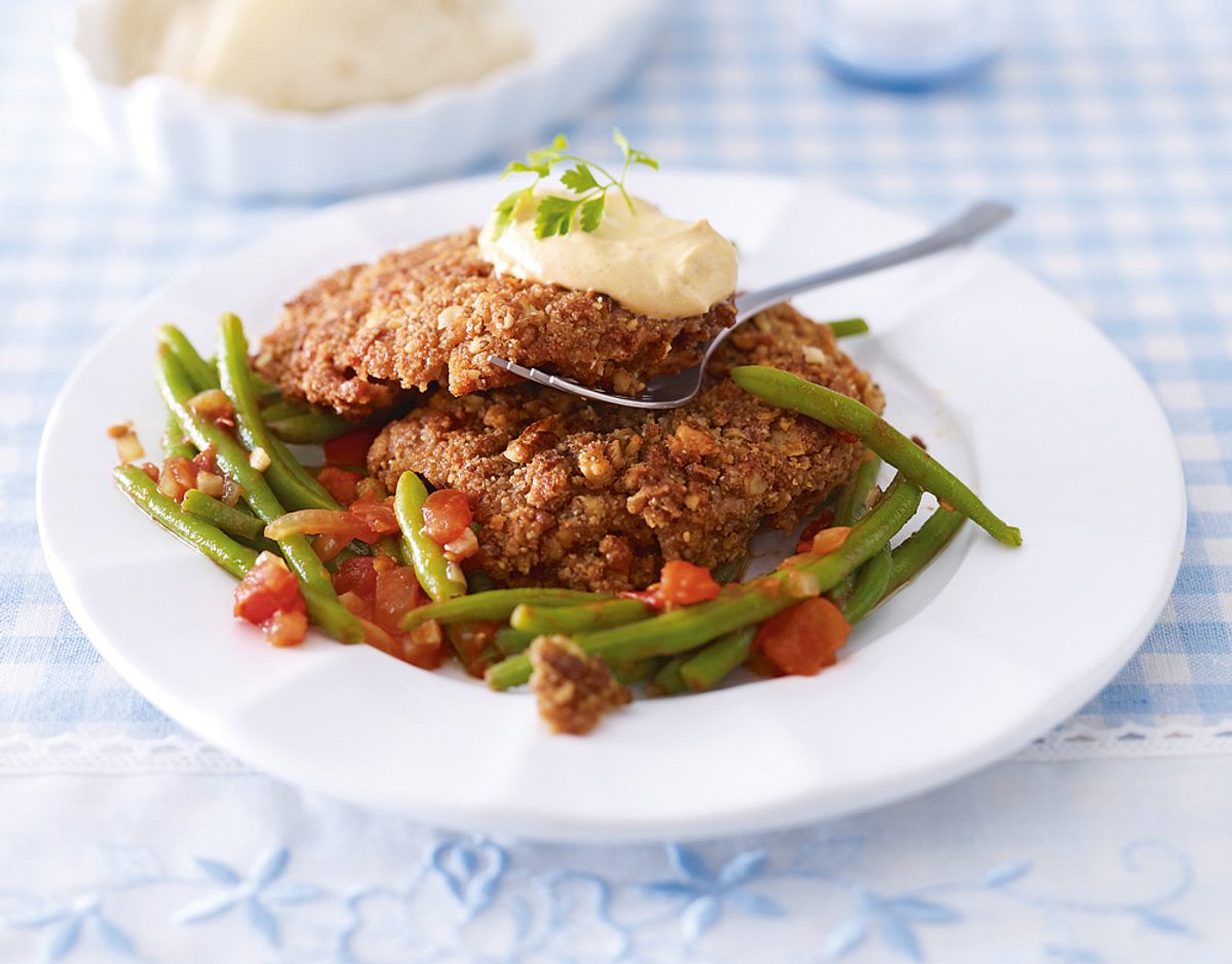 Kleine Schnitzel mit Harissa-Walnuss-Panade zu grünen Bohnen Rezept