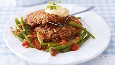 Kleine Schnitzel mit Harissa-Walnuss-Panade zu grünen Bohnen Rezept - Foto: House of Food / Bauer Food Experts KG