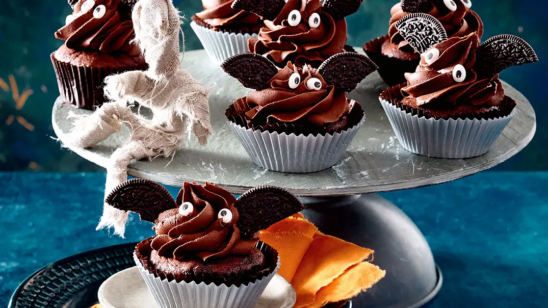 Kleine Vampir-Cupcakes Rezept - Foto: LECKER @ Bauer Media Group Kleine Vampir-Cupcakes Rezept - Foto: LECKER @ Bauer Media Group