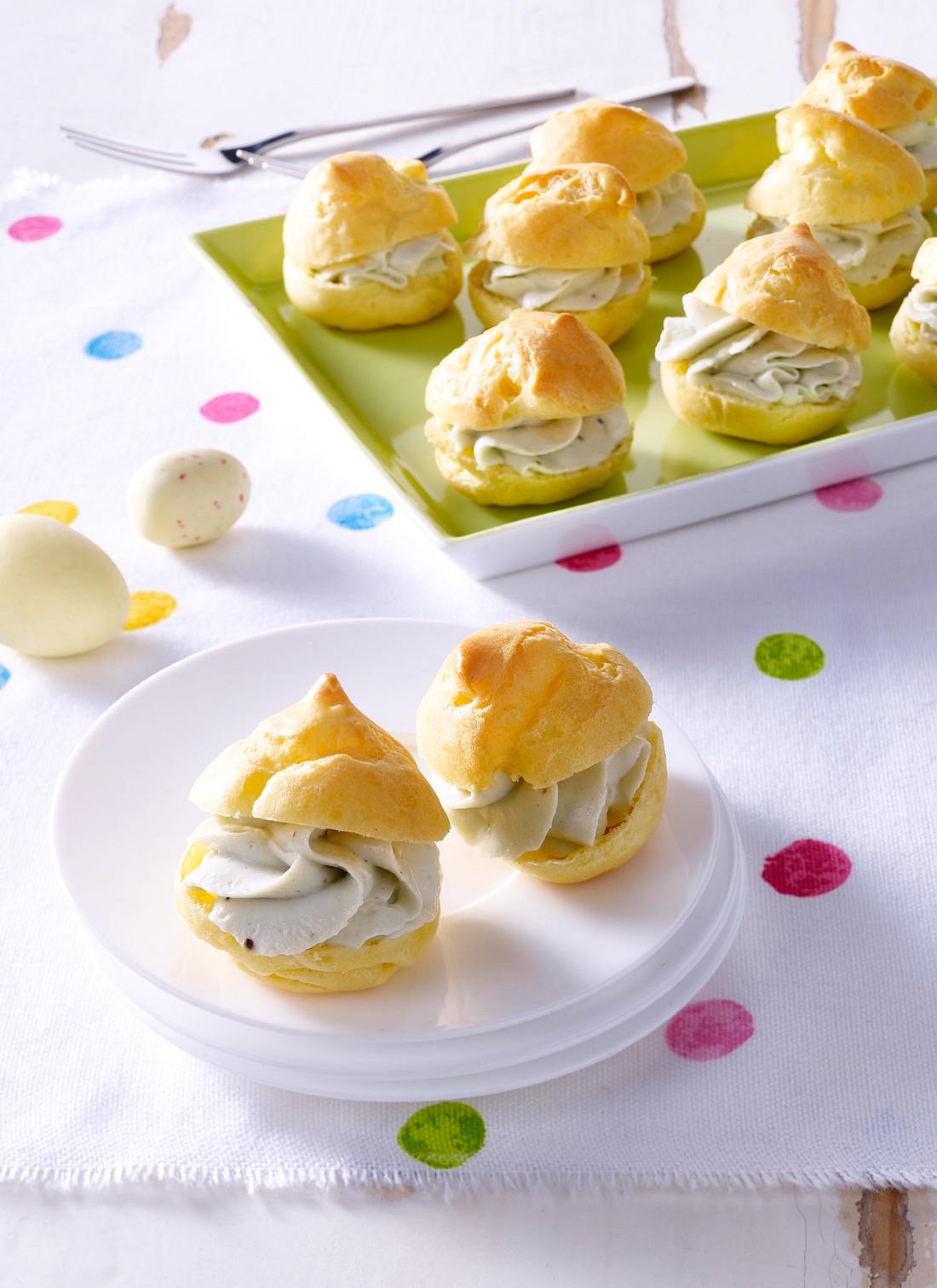 Kleine Windbeutel mit Roquefort-Creme Rezept | LECKER