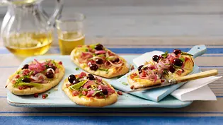 Kleine Zwiebelkuchen mit Oliven Rezept - Foto: LECKER @ Bauer Media Group Kleine Zwiebelkuchen mit Oliven Rezept - Foto: LECKER @ Bauer Media Group