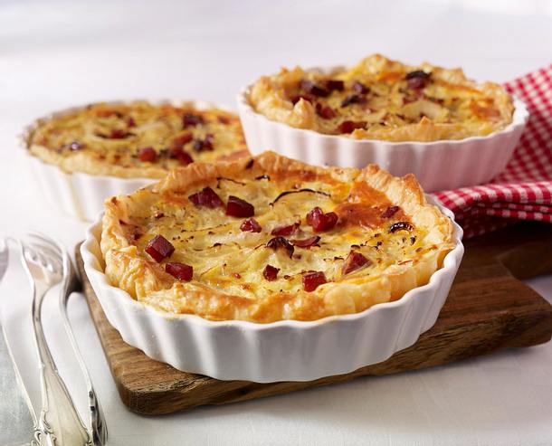 Kleine Zwiebelquiche mit krossen Schinkenwürfeln Rezept Kleine Zwiebelquiche mit krossen Schinkenwürfeln Rezept