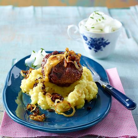 Klopse mit Obazda-Füllung auf Kartoffelpüree Rezept Klopse mit Obazda-Füllung auf Kartoffelpüree Rezept