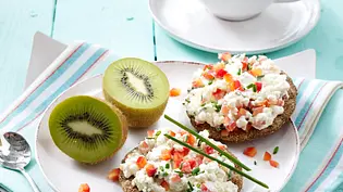 Knäcke mit Hüttenkäse-Creme Rezept - Foto: LECKER @ Bauer Media Group Knäcke mit Hüttenkäse-Creme Rezept - Foto: LECKER @ Bauer Media Group