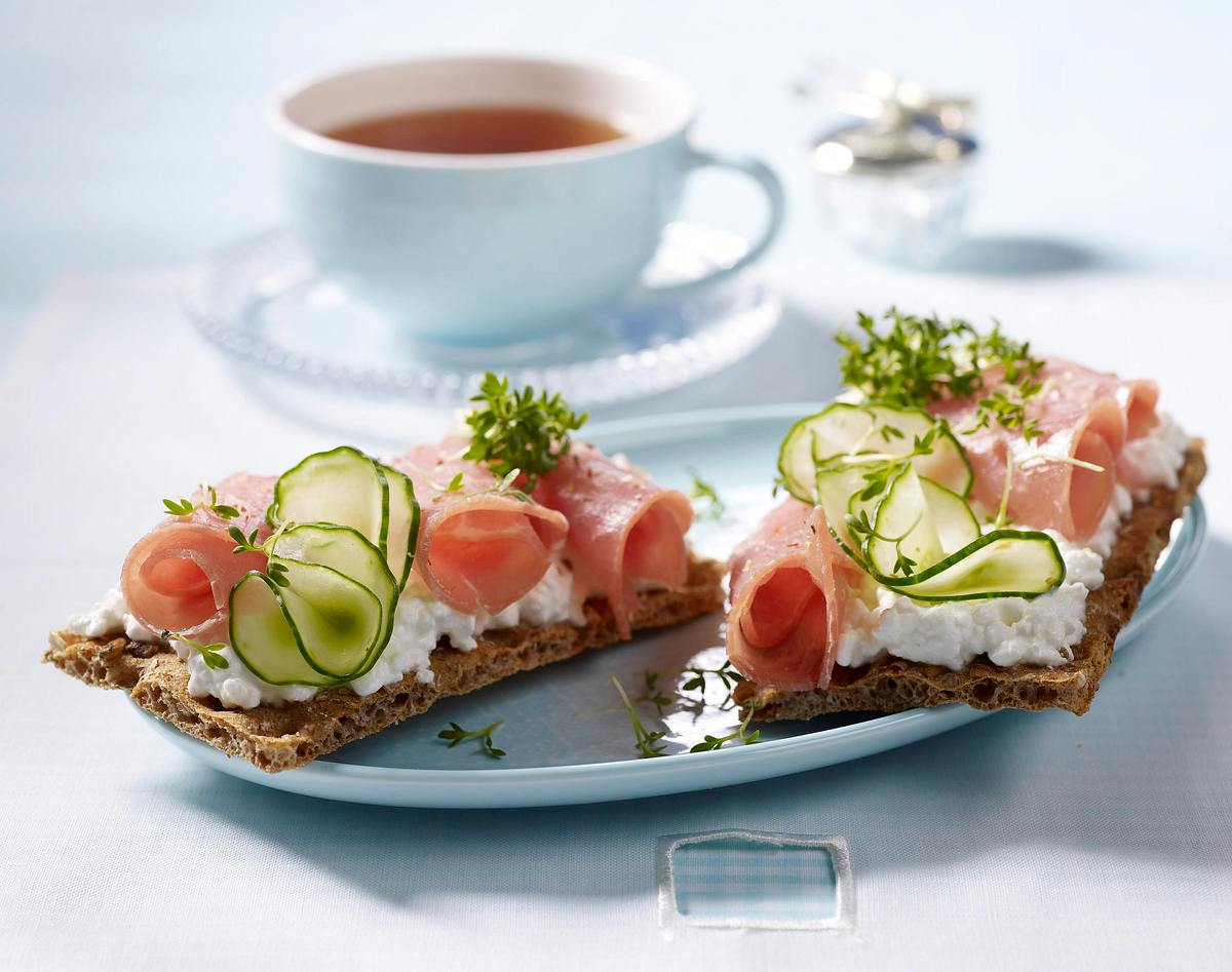 Knäckebrot mit Frischkäse und Lachsschinken Rezept