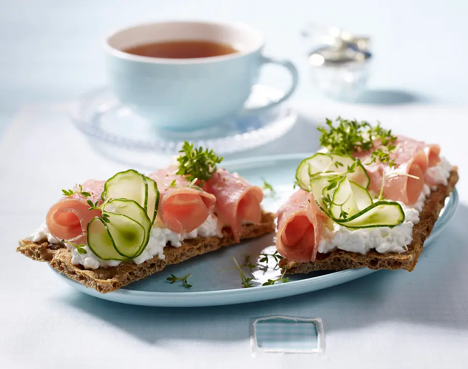 Knäckebrot mit Frischkäse und Lachsschinken Rezept