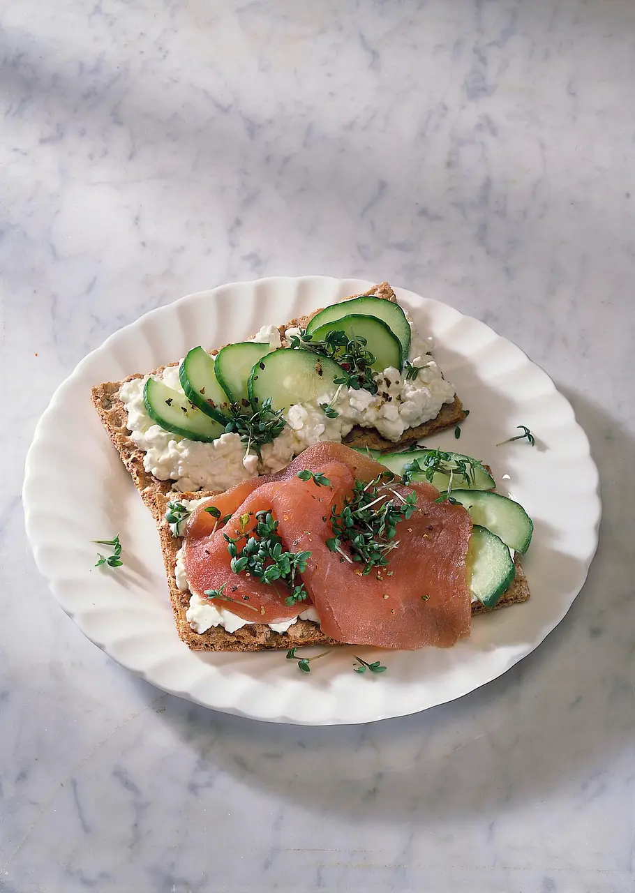 Knäckebrot mit Frischkäse und Lachsschinken Rezept | LECKER Knäckebrot mit Frischkäse und Lachsschinken Rezept | LECKER