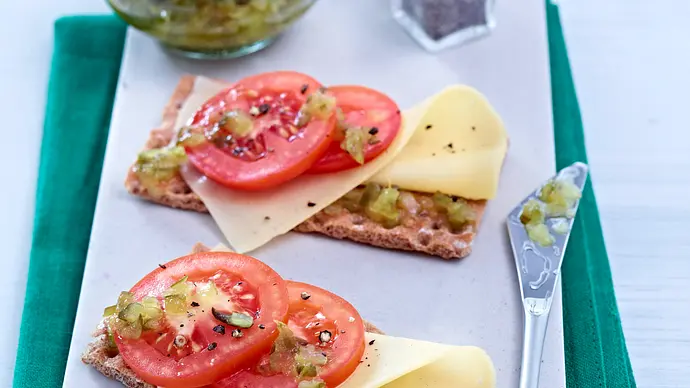 Knäckebrot mit Käse, Tomate und Relish Rezept - Foto: LECKER @ Bauer Media Group