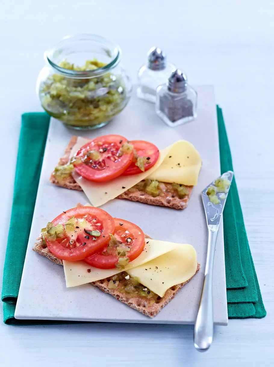 Knäckebrot mit Käse, Tomate und Relish Rezept Knäckebrot mit Käse, Tomate und Relish Rezept