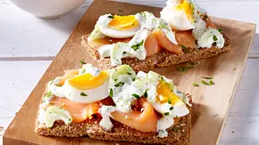 Knäckebrot mit Lachs-Eiersalat Rezept - Foto: LECKER @ Bauer Media Group