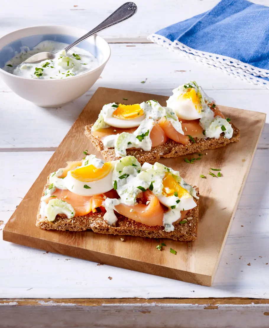Knäckebrot mit Lachs-Eiersalat Rezept Knäckebrot mit Lachs-Eiersalat Rezept