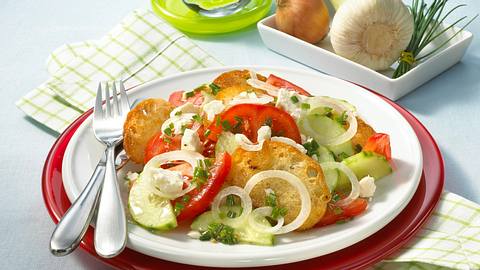 Knackiger Brotsalat mit Fetakäse Rezept - Foto: Först, Thomas