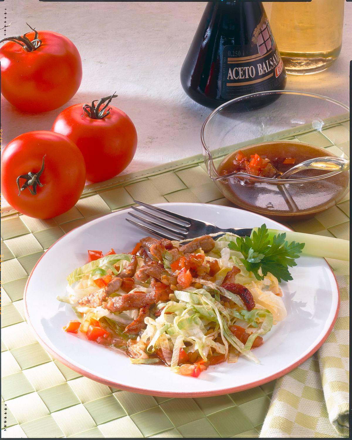 Knackiger Eisbergsalat mit Filetstreifen und Balsam-Vinaigrette Rezept