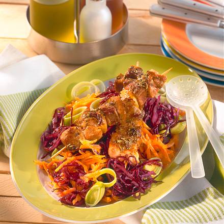 Knackiger Rotkohlsalat mit Räuberspießen Rezept Knackiger Rotkohlsalat mit Räuberspießen Rezept