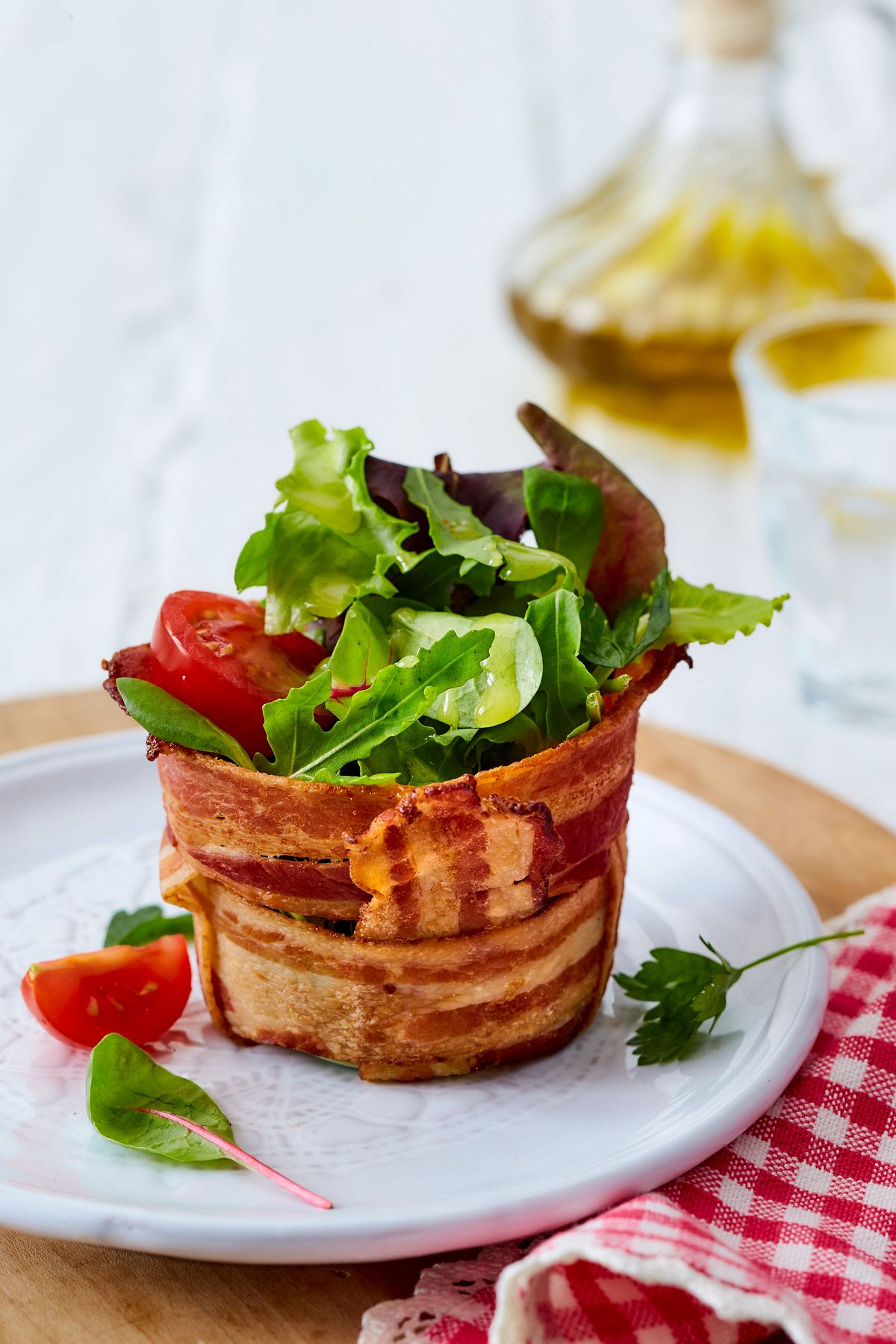 Knackiger Salat in Bacon-Körbchen Rezept | LECKER