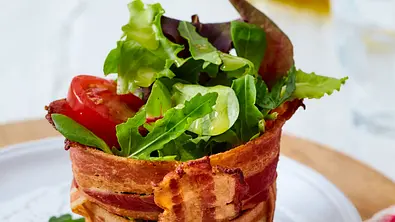 Knackiger Salat in Bacon-Körbchen Rezept - Foto: LECKER @ Bauer Media Group