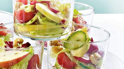 Knackiger Salat mit Apfel und Nüssen Rezept - Foto: House of Food / Bauer Food Experts KG