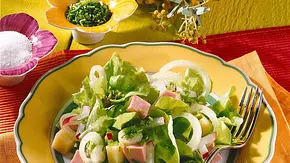 Knackiger Salat mit Fleischwurst Rezept - Foto: LECKER @ Bauer Media Group