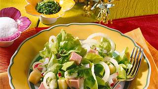 Knackiger Salat mit Fleischwurst Rezept - Foto: Maass