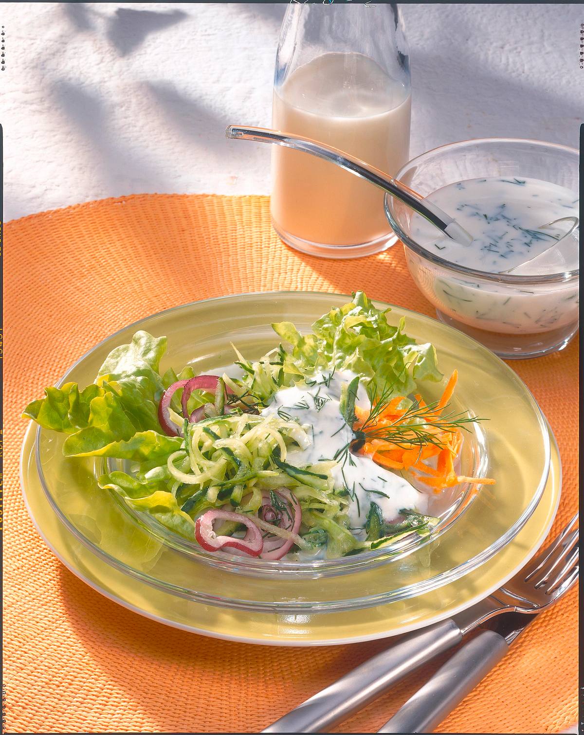 Knackiger Salat mit Gurke und Buttermilch-Dillsoße Rezept